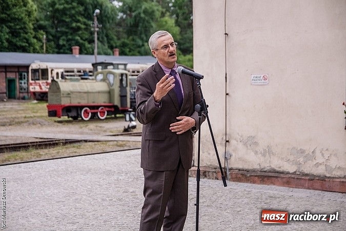 Zdjęcie w galerii na portalu naszraciborz.pl: Kierunek Gliwice czy Racibórz? Burmistrz Kuźni załatwia szyny i zastanawia się, gdzie je położyć z pomocą więźniów wiadomości z regionu
