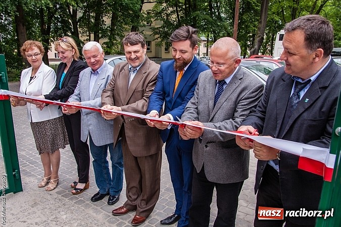 Zdjęcie w galerii na portalu naszraciborz.pl: Kierunek Gliwice czy Racibórz? Burmistrz Kuźni załatwia szyny i zastanawia się, gdzie je położyć z pomocą więźniów wiadomości z regionu