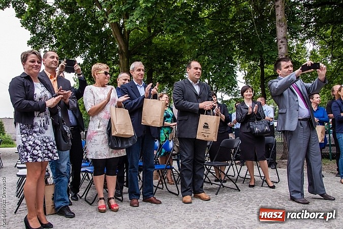Zdjęcie w galerii na portalu naszraciborz.pl: Kierunek Gliwice czy Racibórz? Burmistrz Kuźni załatwia szyny i zastanawia się, gdzie je położyć z pomocą więźniów wiadomości z regionu