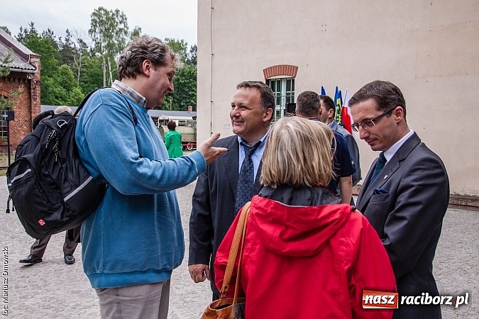 Zdjęcie w galerii na portalu naszraciborz.pl: Kierunek Gliwice czy Racibórz? Burmistrz Kuźni załatwia szyny i zastanawia się, gdzie je położyć z pomocą więźniów wiadomości z regionu