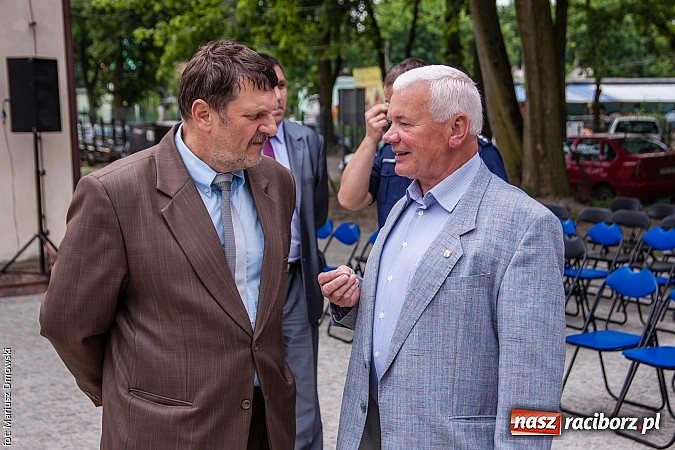 Zdjęcie w galerii na portalu naszraciborz.pl: Kierunek Gliwice czy Racibórz? Burmistrz Kuźni załatwia szyny i zastanawia się, gdzie je położyć z pomocą więźniów wiadomości z regionu