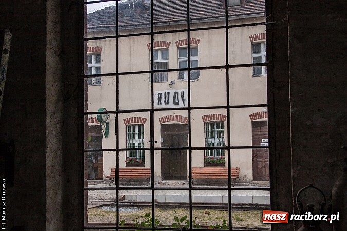 Zdjęcie w galerii na portalu naszraciborz.pl: Kierunek Gliwice czy Racibórz? Burmistrz Kuźni załatwia szyny i zastanawia się, gdzie je położyć z pomocą więźniów wiadomości z regionu