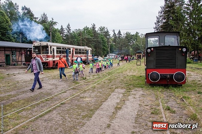 Zdjęcie w galerii na portalu naszraciborz.pl: Kierunek Gliwice czy Racibórz? Burmistrz Kuźni załatwia szyny i zastanawia się, gdzie je położyć z pomocą więźniów wiadomości z regionu