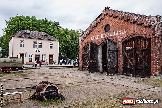 Zdjęcie w galerii na portalu naszraciborz.pl: Kierunek Gliwice czy Racibórz? Burmistrz Kuźni załatwia szyny i zastanawia się, gdzie je położyć z pomocą więźniów wiadomości z regionu