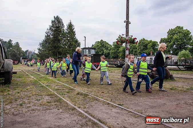 Zdjęcie w galerii na portalu naszraciborz.pl: Kierunek Gliwice czy Racibórz? Burmistrz Kuźni załatwia szyny i zastanawia się, gdzie je położyć z pomocą więźniów wiadomości z regionu