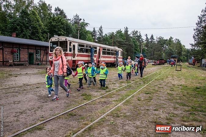 Zdjęcie w galerii na portalu naszraciborz.pl: Kierunek Gliwice czy Racibórz? Burmistrz Kuźni załatwia szyny i zastanawia się, gdzie je położyć z pomocą więźniów wiadomości z regionu