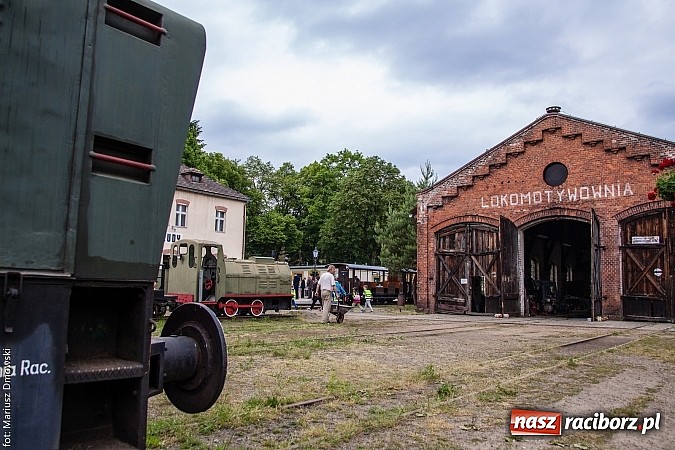 Zdjęcie w galerii na portalu naszraciborz.pl: Kierunek Gliwice czy Racibórz? Burmistrz Kuźni załatwia szyny i zastanawia się, gdzie je położyć z pomocą więźniów wiadomości z regionu
