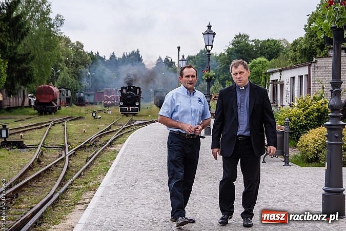 Zdjęcie w galerii na portalu naszraciborz.pl: Kierunek Gliwice czy Racibórz? Burmistrz Kuźni załatwia szyny i zastanawia się, gdzie je położyć z pomocą więźniów wiadomości z regionu