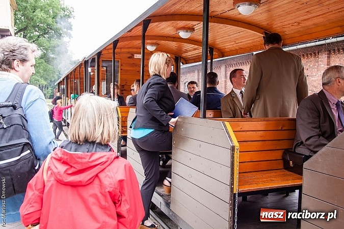Zdjęcie w galerii na portalu naszraciborz.pl: Kierunek Gliwice czy Racibórz? Burmistrz Kuźni załatwia szyny i zastanawia się, gdzie je położyć z pomocą więźniów wiadomości z regionu