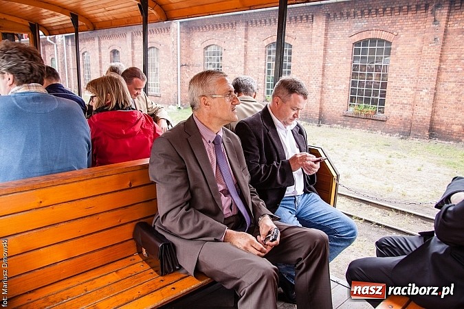 Zdjęcie w galerii na portalu naszraciborz.pl: Kierunek Gliwice czy Racibórz? Burmistrz Kuźni załatwia szyny i zastanawia się, gdzie je położyć z pomocą więźniów wiadomości z regionu