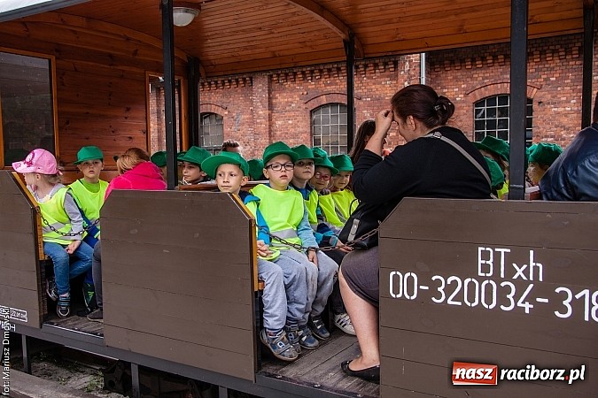 Zdjęcie w galerii na portalu naszraciborz.pl: Kierunek Gliwice czy Racibórz? Burmistrz Kuźni załatwia szyny i zastanawia się, gdzie je położyć z pomocą więźniów wiadomości z regionu