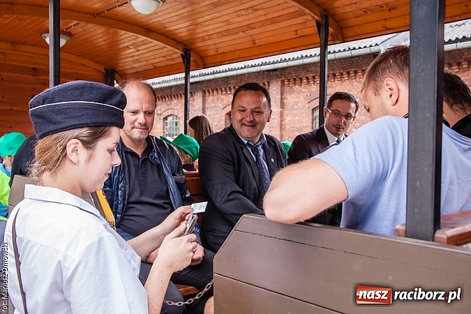 Zdjęcie w galerii na portalu naszraciborz.pl: Kierunek Gliwice czy Racibórz? Burmistrz Kuźni załatwia szyny i zastanawia się, gdzie je położyć z pomocą więźniów wiadomości z regionu