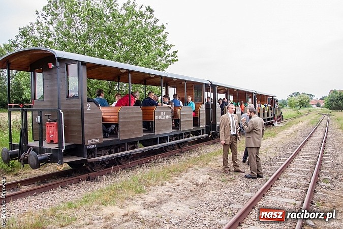 Zdjęcie w galerii na portalu naszraciborz.pl: Kierunek Gliwice czy Racibórz? Burmistrz Kuźni załatwia szyny i zastanawia się, gdzie je położyć z pomocą więźniów wiadomości z regionu