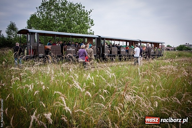 Zdjęcie w galerii na portalu naszraciborz.pl: Kierunek Gliwice czy Racibórz? Burmistrz Kuźni załatwia szyny i zastanawia się, gdzie je położyć z pomocą więźniów wiadomości z regionu