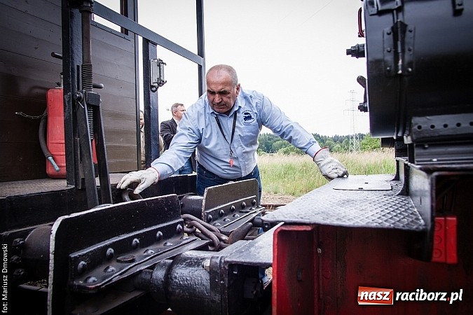 Zdjęcie w galerii na portalu naszraciborz.pl: Kierunek Gliwice czy Racibórz? Burmistrz Kuźni załatwia szyny i zastanawia się, gdzie je położyć z pomocą więźniów wiadomości z regionu