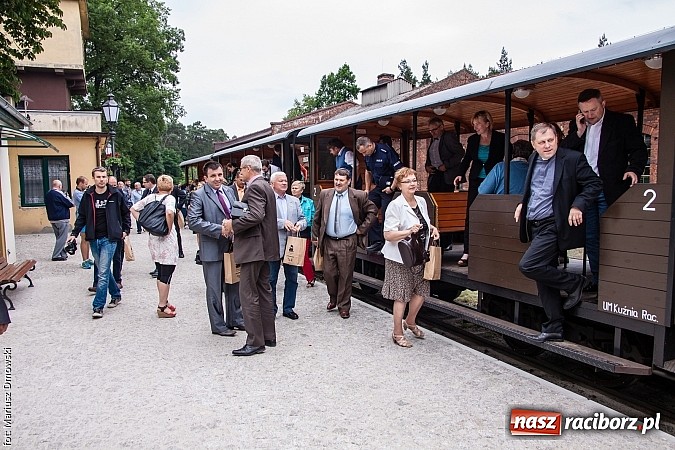 Zdjęcie w galerii na portalu naszraciborz.pl: Kierunek Gliwice czy Racibórz? Burmistrz Kuźni załatwia szyny i zastanawia się, gdzie je położyć z pomocą więźniów wiadomości z regionu