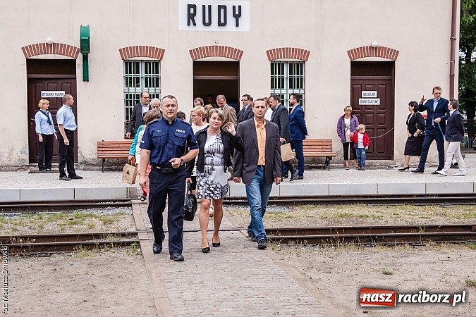 Zdjęcie w galerii na portalu naszraciborz.pl: Kierunek Gliwice czy Racibórz? Burmistrz Kuźni załatwia szyny i zastanawia się, gdzie je położyć z pomocą więźniów wiadomości z regionu