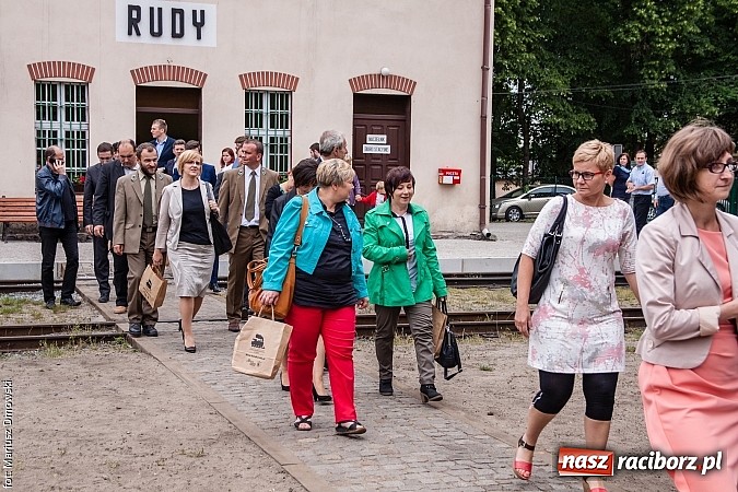 Zdjęcie w galerii na portalu naszraciborz.pl: Kierunek Gliwice czy Racibórz? Burmistrz Kuźni załatwia szyny i zastanawia się, gdzie je położyć z pomocą więźniów wiadomości z regionu