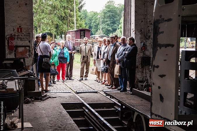 Zdjęcie w galerii na portalu naszraciborz.pl: Kierunek Gliwice czy Racibórz? Burmistrz Kuźni załatwia szyny i zastanawia się, gdzie je położyć z pomocą więźniów wiadomości z regionu