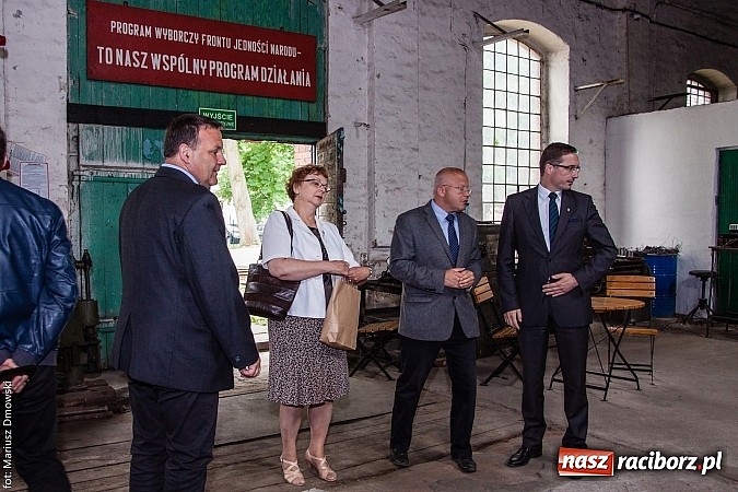 Zdjęcie w galerii na portalu naszraciborz.pl: Kierunek Gliwice czy Racibórz? Burmistrz Kuźni załatwia szyny i zastanawia się, gdzie je położyć z pomocą więźniów wiadomości z regionu