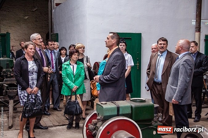 Zdjęcie w galerii na portalu naszraciborz.pl: Kierunek Gliwice czy Racibórz? Burmistrz Kuźni załatwia szyny i zastanawia się, gdzie je położyć z pomocą więźniów wiadomości z regionu