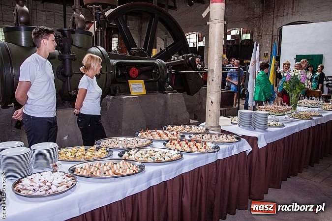 Zdjęcie w galerii na portalu naszraciborz.pl: Kierunek Gliwice czy Racibórz? Burmistrz Kuźni załatwia szyny i zastanawia się, gdzie je położyć z pomocą więźniów wiadomości z regionu