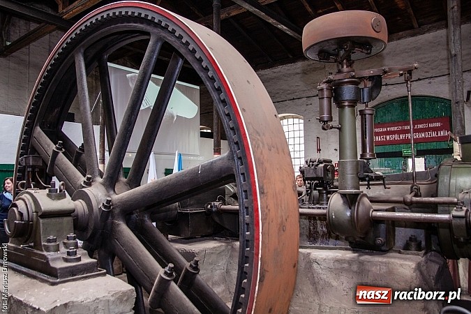 Zdjęcie w galerii na portalu naszraciborz.pl: Kierunek Gliwice czy Racibórz? Burmistrz Kuźni załatwia szyny i zastanawia się, gdzie je położyć z pomocą więźniów wiadomości z regionu