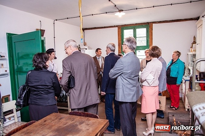 Zdjęcie w galerii na portalu naszraciborz.pl: Kierunek Gliwice czy Racibórz? Burmistrz Kuźni załatwia szyny i zastanawia się, gdzie je położyć z pomocą więźniów wiadomości z regionu