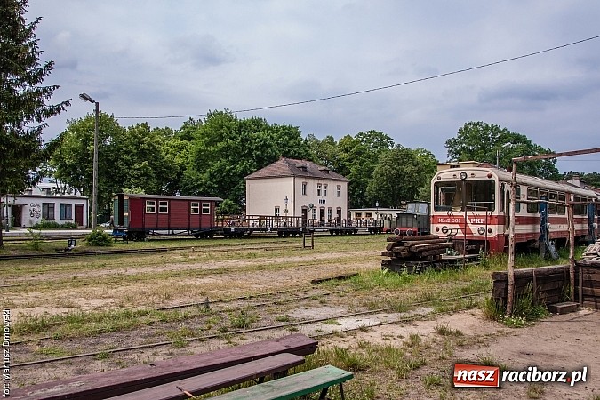Zdjęcie w galerii na portalu naszraciborz.pl: Kierunek Gliwice czy Racibórz? Burmistrz Kuźni załatwia szyny i zastanawia się, gdzie je położyć z pomocą więźniów wiadomości z regionu