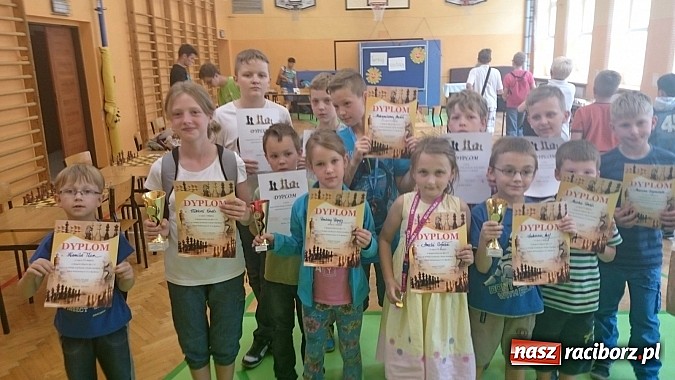 Zdjęcie w galerii na portalu naszraciborz.pl: Urodzaj na małych mistrzów szachowych w SP4  wiadomości z regionu