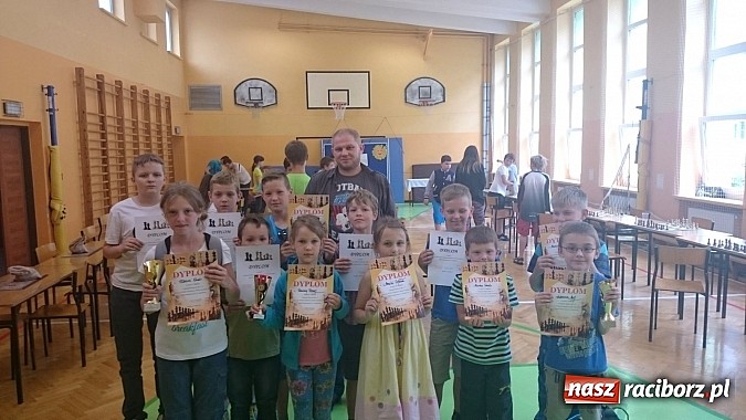 Zdjęcie w galerii na portalu naszraciborz.pl: Urodzaj na małych mistrzów szachowych w SP4  wiadomości z regionu