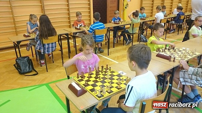 Zdjęcie w galerii na portalu naszraciborz.pl: Urodzaj na małych mistrzów szachowych w SP4  wiadomości z regionu