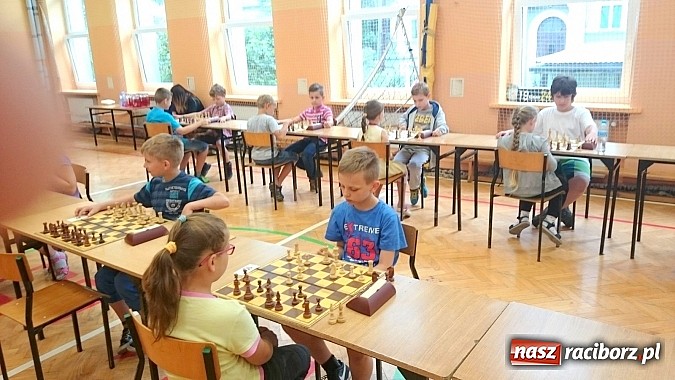Zdjęcie w galerii na portalu naszraciborz.pl: Urodzaj na małych mistrzów szachowych w SP4  wiadomości z regionu