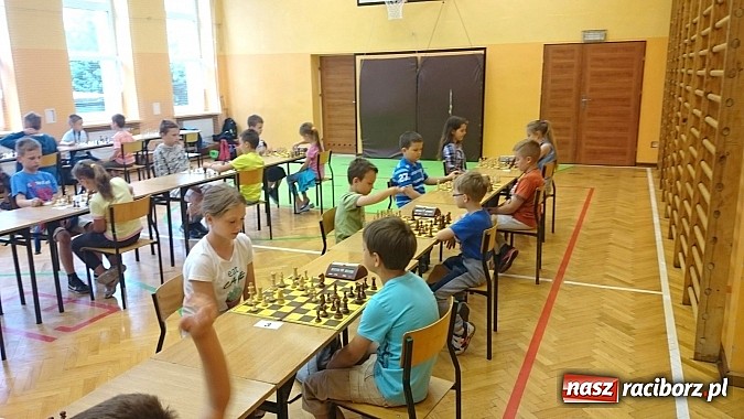 Zdjęcie w galerii na portalu naszraciborz.pl: Urodzaj na małych mistrzów szachowych w SP4  wiadomości z regionu
