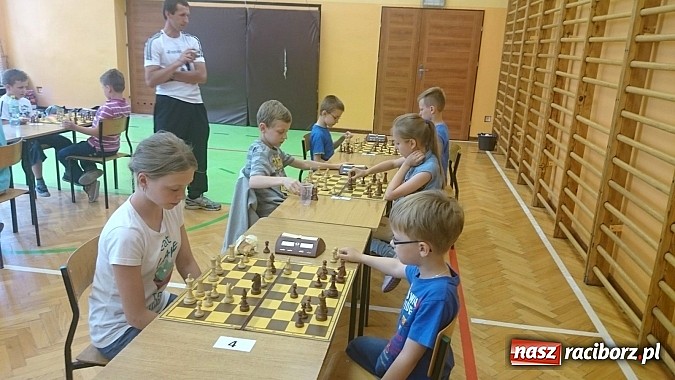 Zdjęcie w galerii na portalu naszraciborz.pl: Urodzaj na małych mistrzów szachowych w SP4  wiadomości z regionu