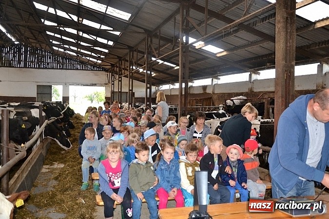 Zdjęcie w galerii na portalu naszraciborz.pl: Dzieci z Wojnowic już wiedzą jak powstaje nabiał i ich ulubione danonki wiadomości z regionu
