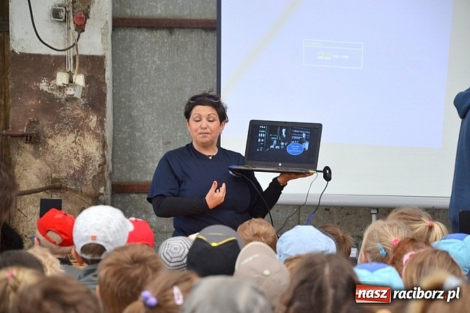 Zdjęcie w galerii na portalu naszraciborz.pl: Dzieci z Wojnowic już wiedzą jak powstaje nabiał i ich ulubione danonki wiadomości z regionu