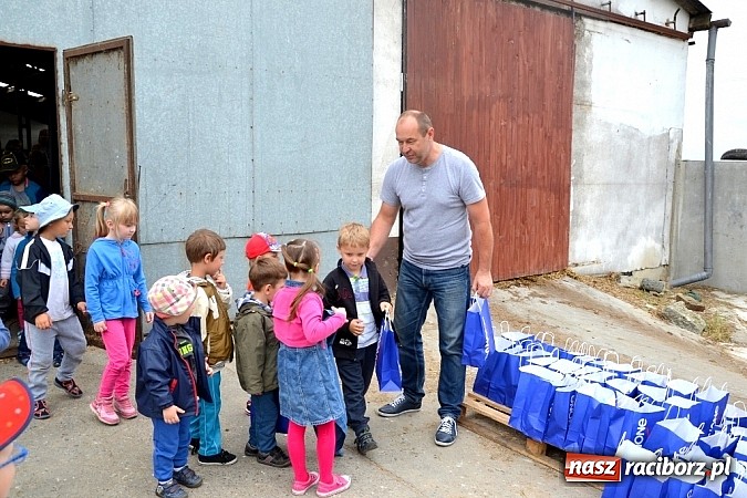 Zdjęcie w galerii na portalu naszraciborz.pl: Dzieci z Wojnowic już wiedzą jak powstaje nabiał i ich ulubione danonki wiadomości z regionu