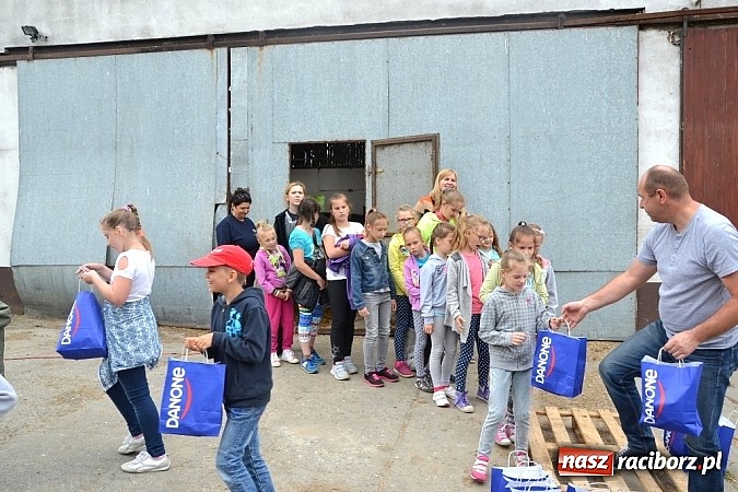 Zdjęcie w galerii na portalu naszraciborz.pl: Dzieci z Wojnowic już wiedzą jak powstaje nabiał i ich ulubione danonki wiadomości z regionu