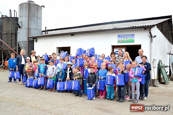 Zdjęcie w galerii na portalu naszraciborz.pl: Dzieci z Wojnowic już wiedzą jak powstaje nabiał i ich ulubione danonki wiadomości z regionu
