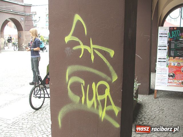 Zdjęcie w galerii na portalu naszraciborz.pl: To nie graffiti tylko ŁOBUZERKA wiadomości z regionu
