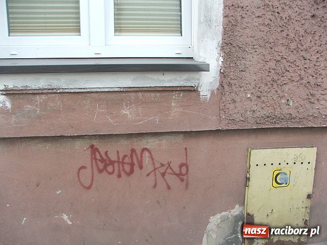 Zdjęcie w galerii na portalu naszraciborz.pl: To nie graffiti tylko ŁOBUZERKA wiadomości z regionu