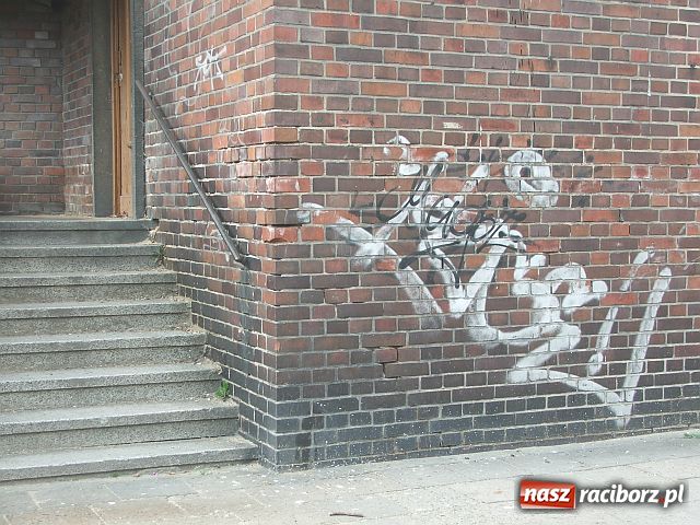 Zdjęcie w galerii na portalu naszraciborz.pl: To nie graffiti tylko ŁOBUZERKA wiadomości z regionu
