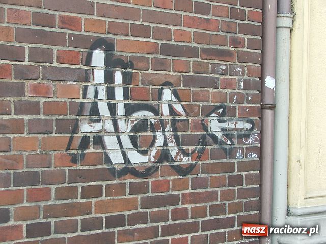 Zdjęcie w galerii na portalu naszraciborz.pl: To nie graffiti tylko ŁOBUZERKA wiadomości z regionu