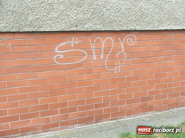 Zdjęcie w galerii na portalu naszraciborz.pl: To nie graffiti tylko ŁOBUZERKA wiadomości z regionu
