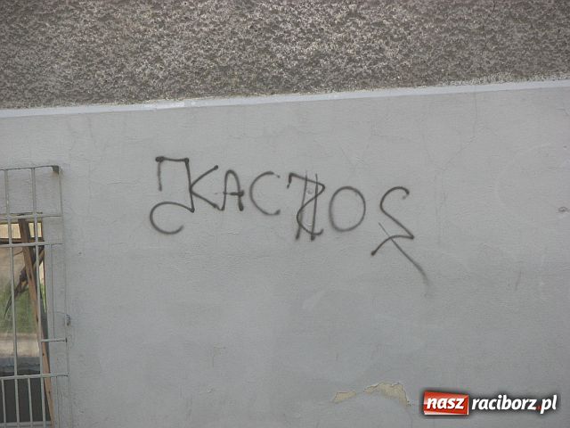 Zdjęcie w galerii na portalu naszraciborz.pl: To nie graffiti tylko ŁOBUZERKA wiadomości z regionu
