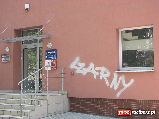 Zdjęcie w galerii na portalu naszraciborz.pl: To nie graffiti tylko ŁOBUZERKA wiadomości z regionu
