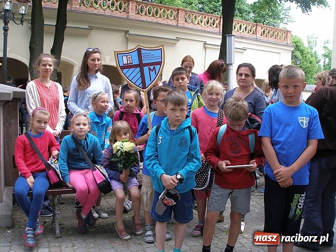 Zdjęcie w galerii na portalu naszraciborz.pl: Rodzina Szkół im. Jana Pawła II z pielgrzymką na Górze św. Anny  wiadomości z regionu