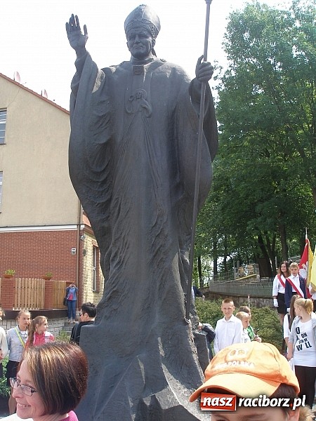 Zdjęcie w galerii na portalu naszraciborz.pl: Rodzina Szkół im. Jana Pawła II z pielgrzymką na Górze św. Anny  wiadomości z regionu