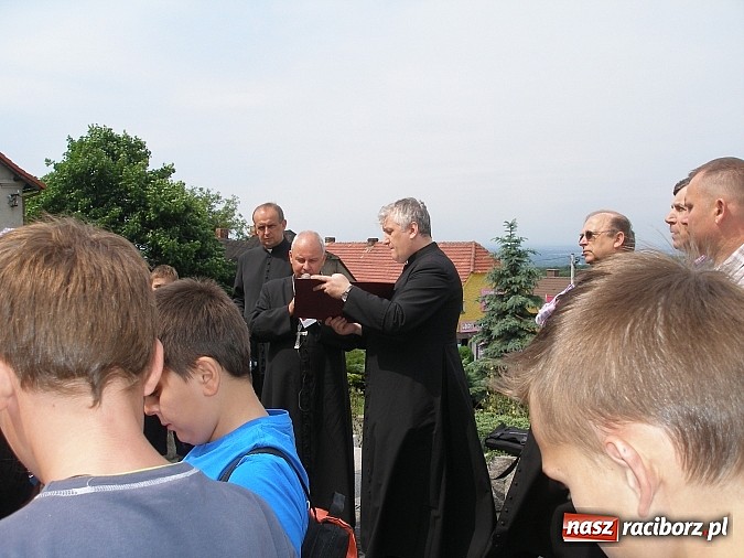 Zdjęcie w galerii na portalu naszraciborz.pl: Rodzina Szkół im. Jana Pawła II z pielgrzymką na Górze św. Anny  wiadomości z regionu